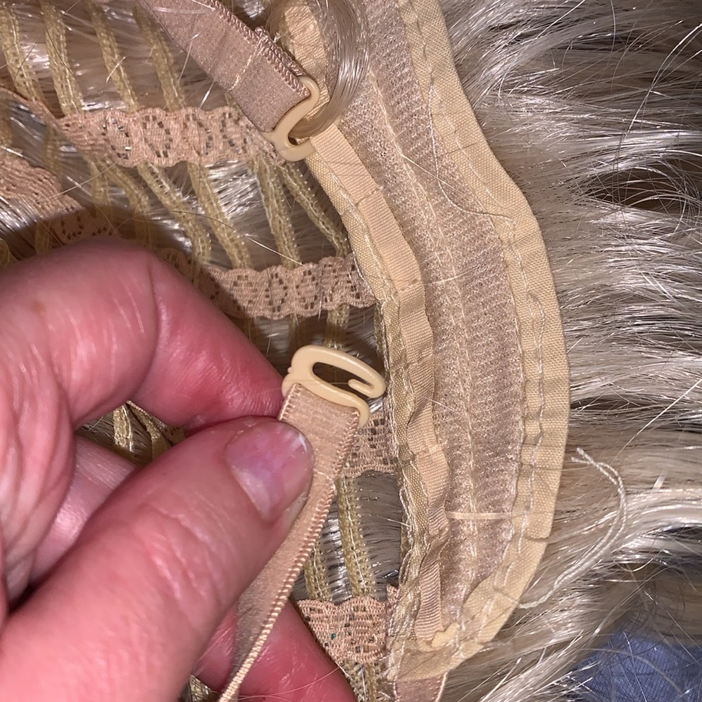 Blonde wavy almost shoulder length wig - Picture 5 of 5